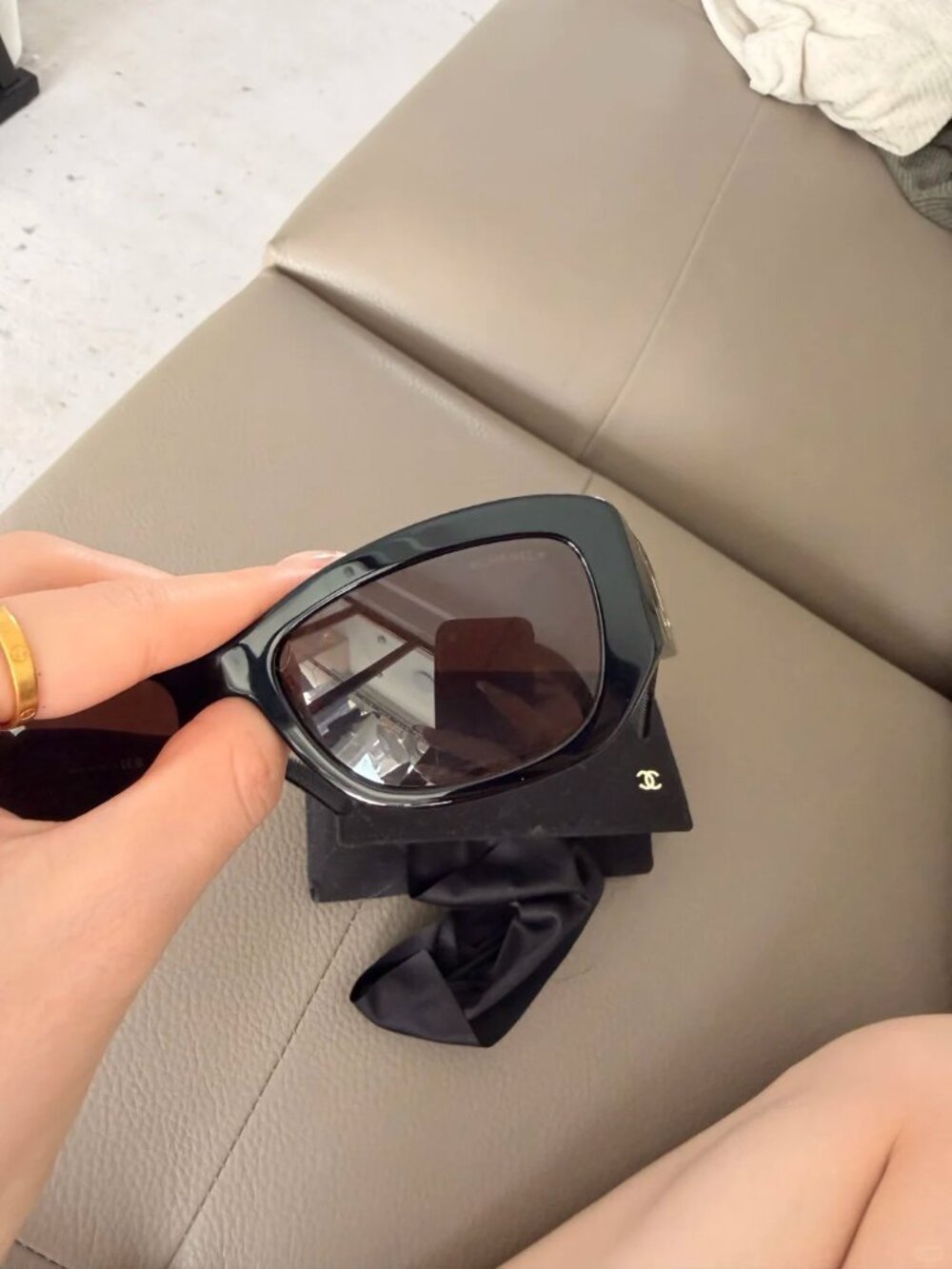CHANEL CH5493 Black Sunglasses Gold CC Logo New Authentic - Picture 9 of 10